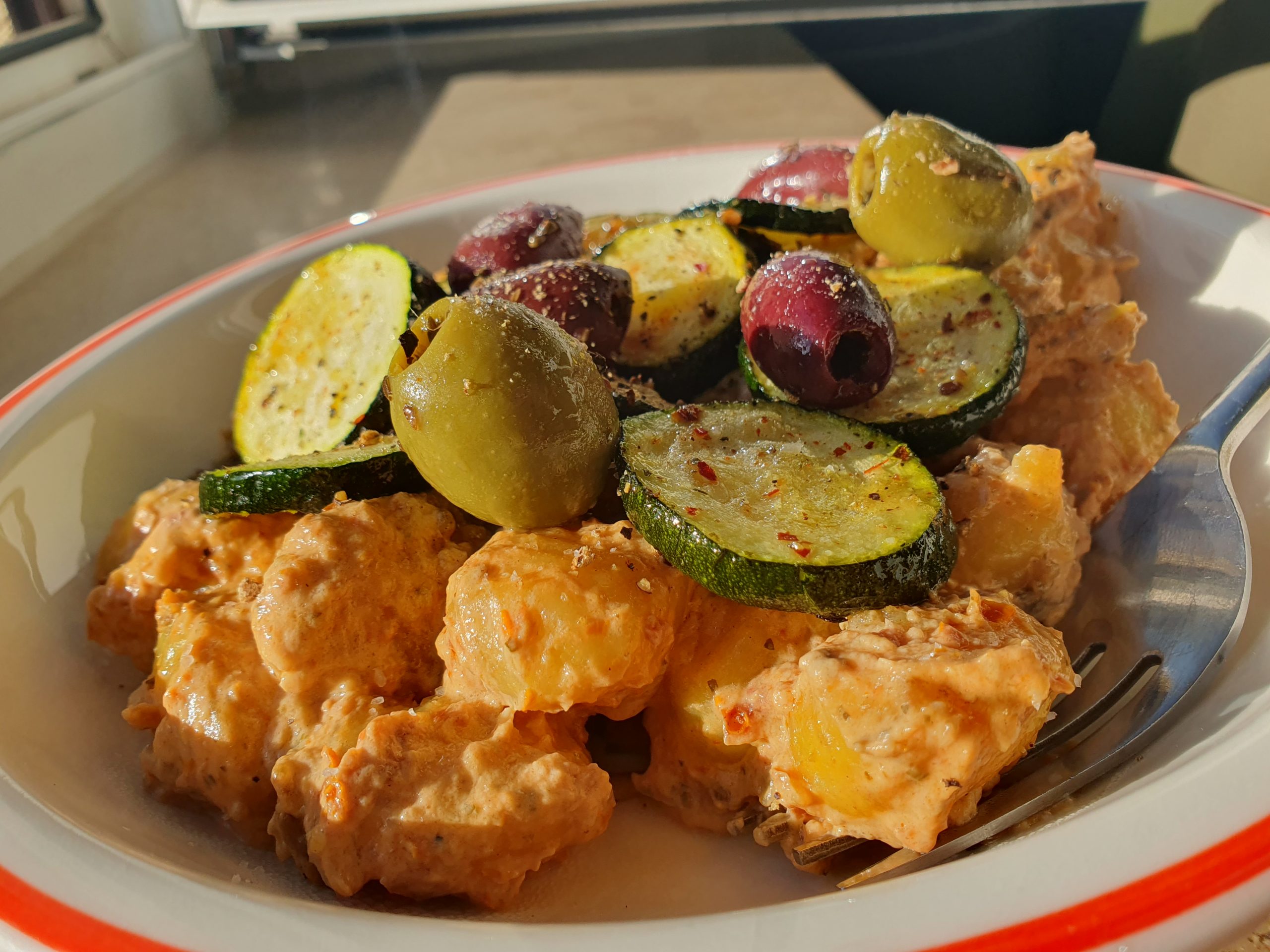 Gebratene Gnocchi mit Ofenzucchini
